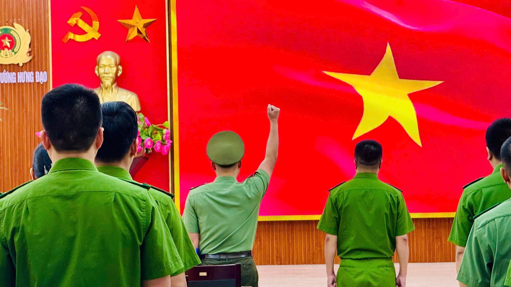 Công an phường Hưng Đạo: Trao các quyết định về thăng cấp bậc hàm và phát động cuộc thi ứng dụng AI